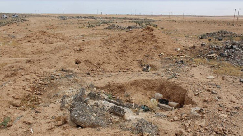 Tabka’da yüzlerce rejim askerinin gömüldüğü toplu mezar
